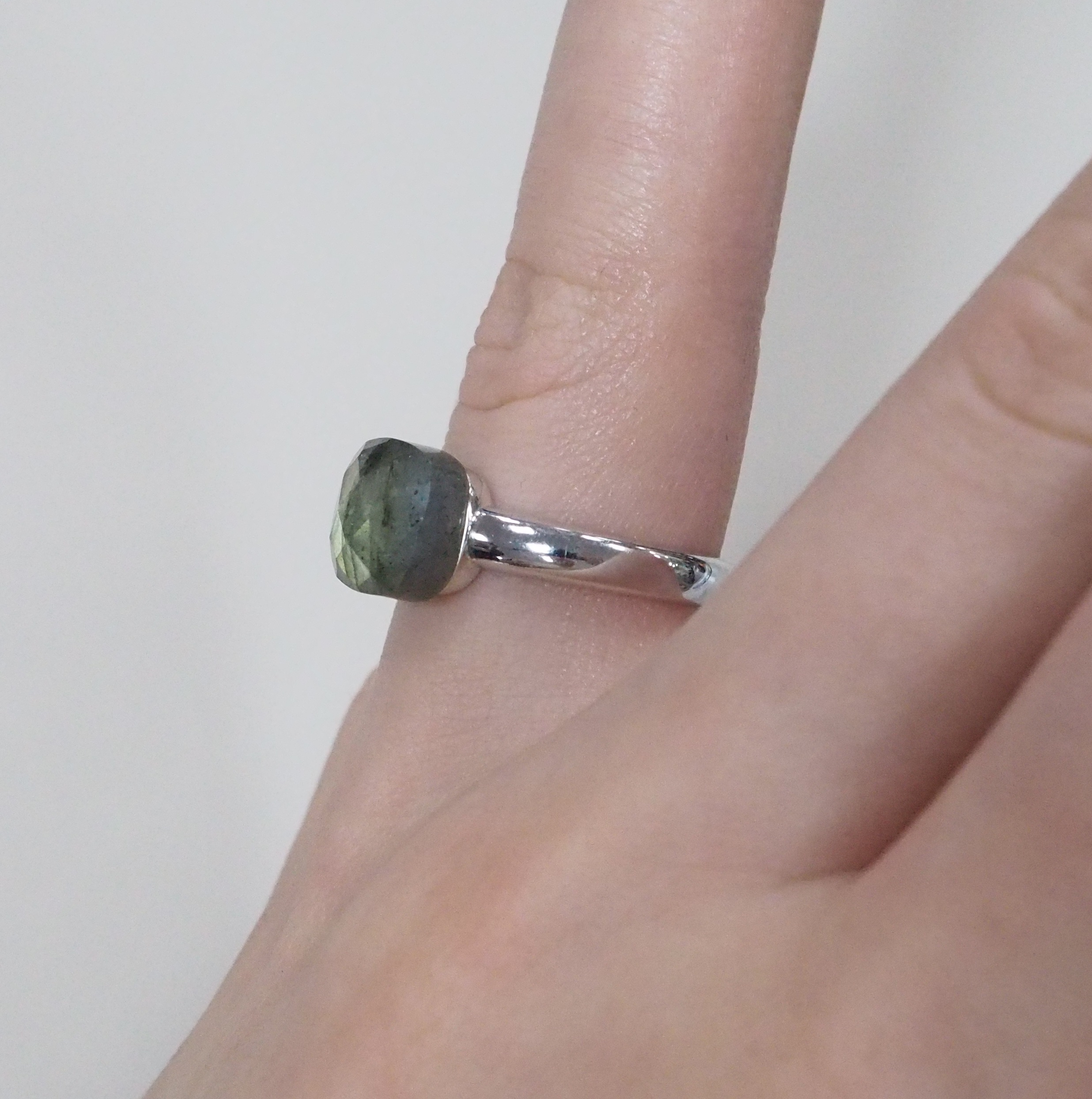 Серебряное кольцо с лабрадоритом